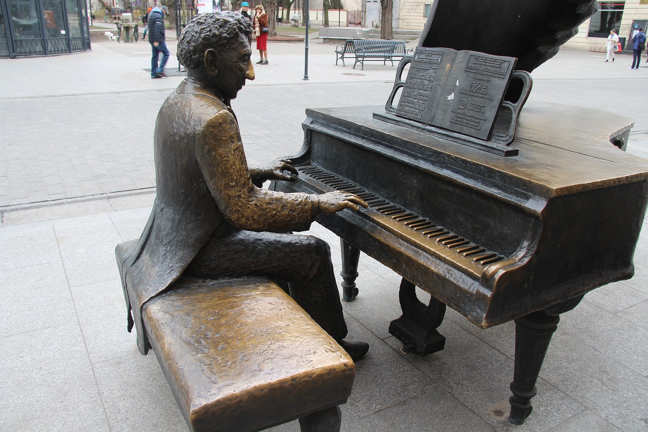 estátua do pianista artur rubinstein