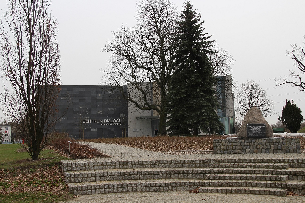 aspecto frontal do Centro do Diálogo que leva o nome do combatente do gueto Marek Edelman, localizado numa das áreas do gueto da cidade, estabelecido pelos nazistas.