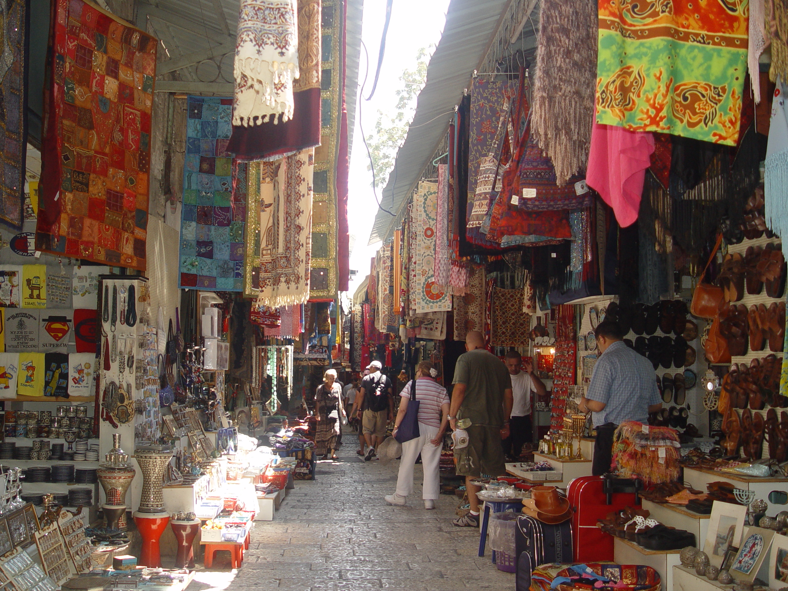 rua com pessoas passeando e vendo produtos à venda