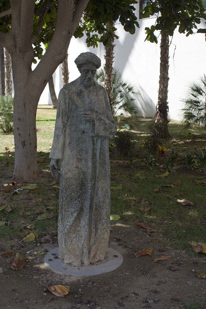 A estátua de Ibn Gabirol em Málaga na Espanha, com um livro na mão e ensinando sua filosofia.