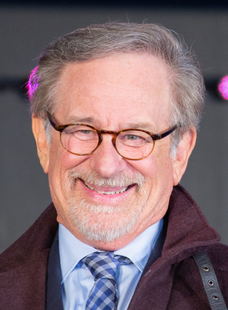 Close do cineasta Steven Spielberg com óculos e jaqueta de frio