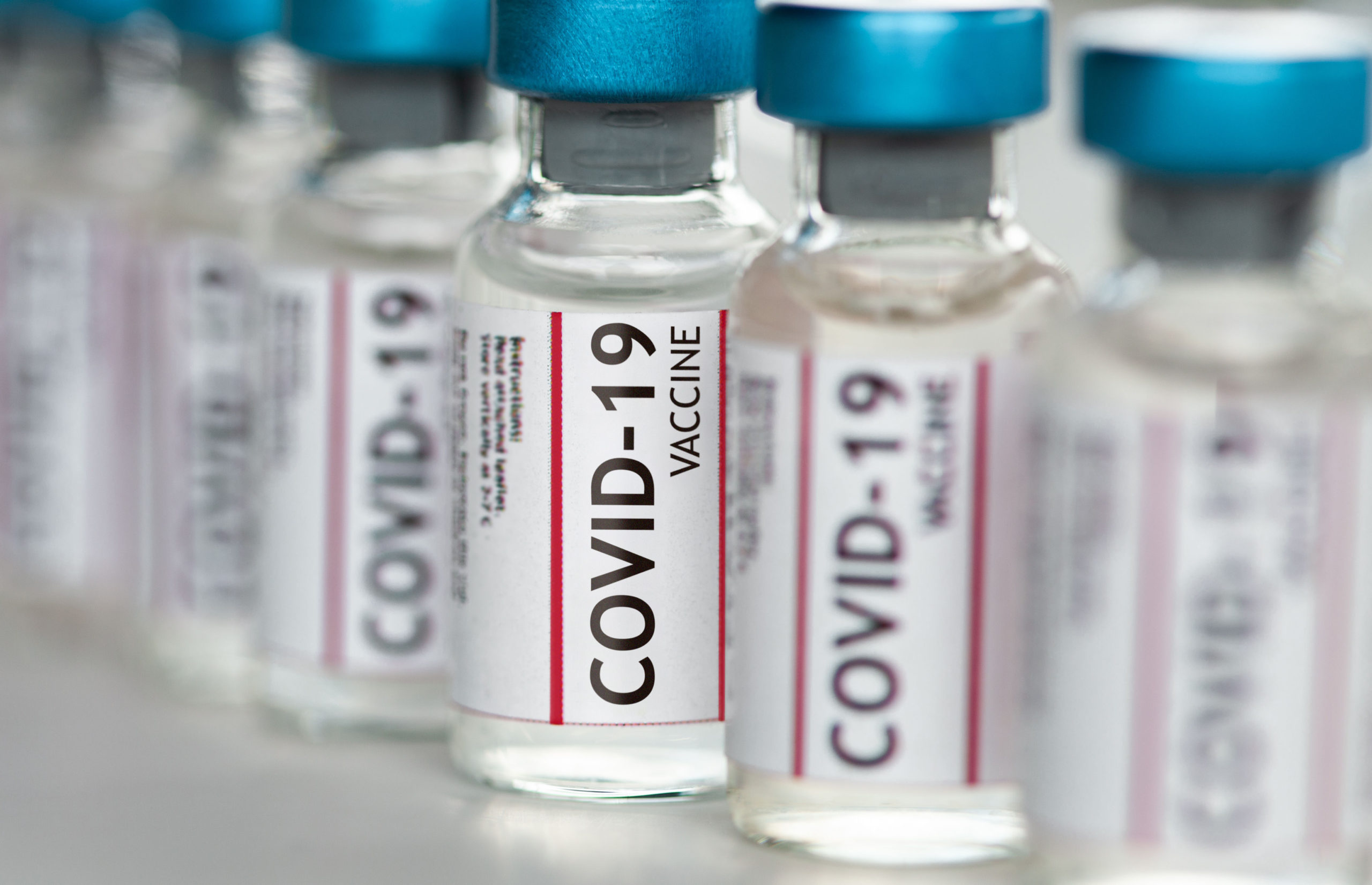 close de frascos da vacina contra coronavirus da Pfizer