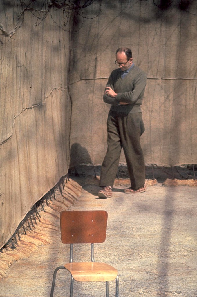 O criminoso de guerra nazista Adolf Eichmann caminhando na área externa de sua cela na prisão de Ayalon