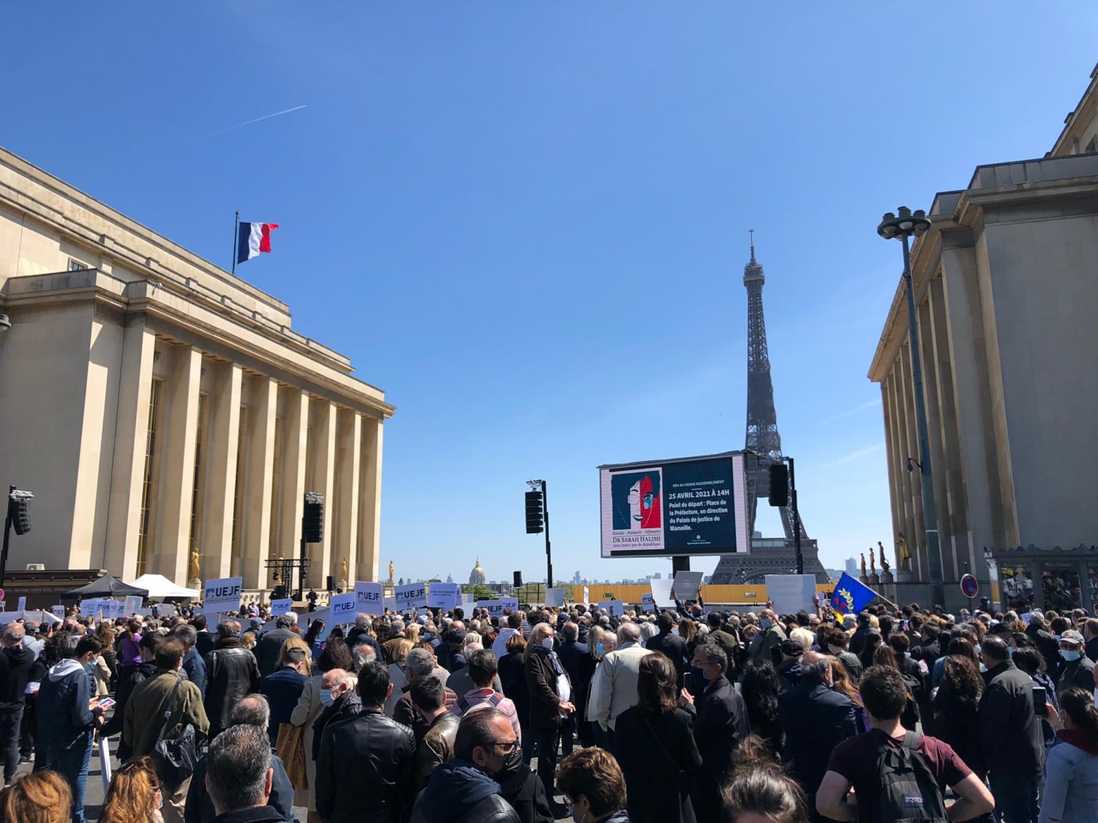 Manifestação com pessos em praça de Paris