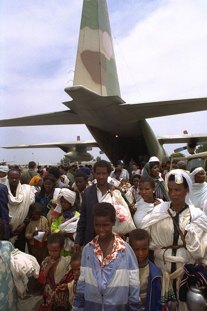 Imigrantes etíopes desembarcam do avião em Israel, durante a Operação Salomão.