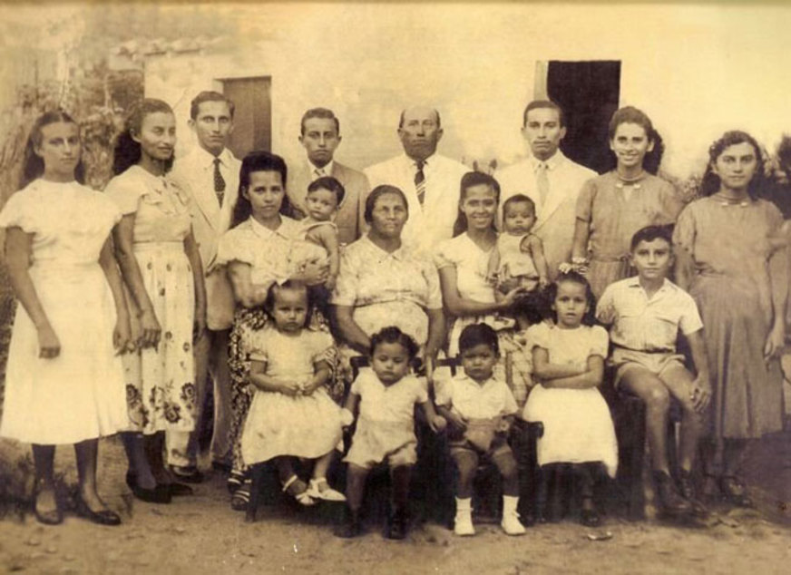 Família de judeus marroquinos posa com todos os seus 13 membros