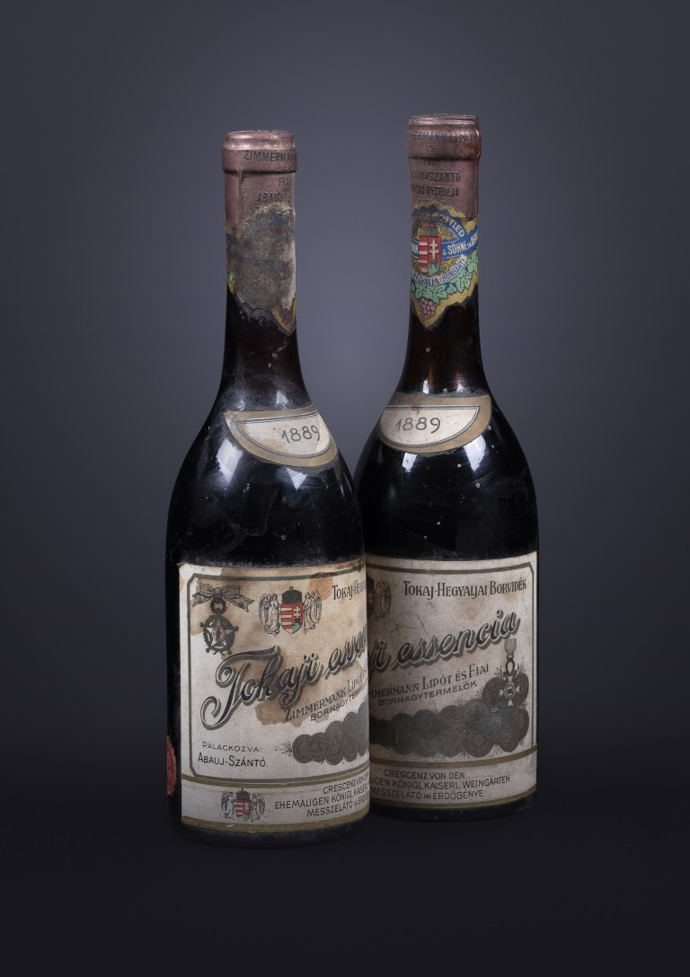 Duas garrafas do vinho Tokaji Essencia de 1889 que serão leiloados.