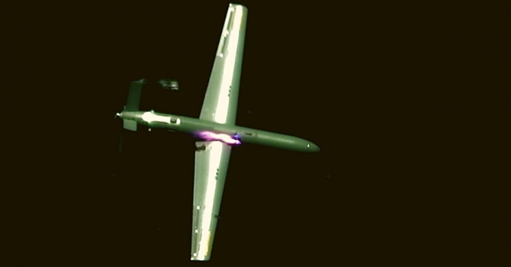 Um laser incendiando um drone aéreo. Fonte: Ministério da Defesa de Israel