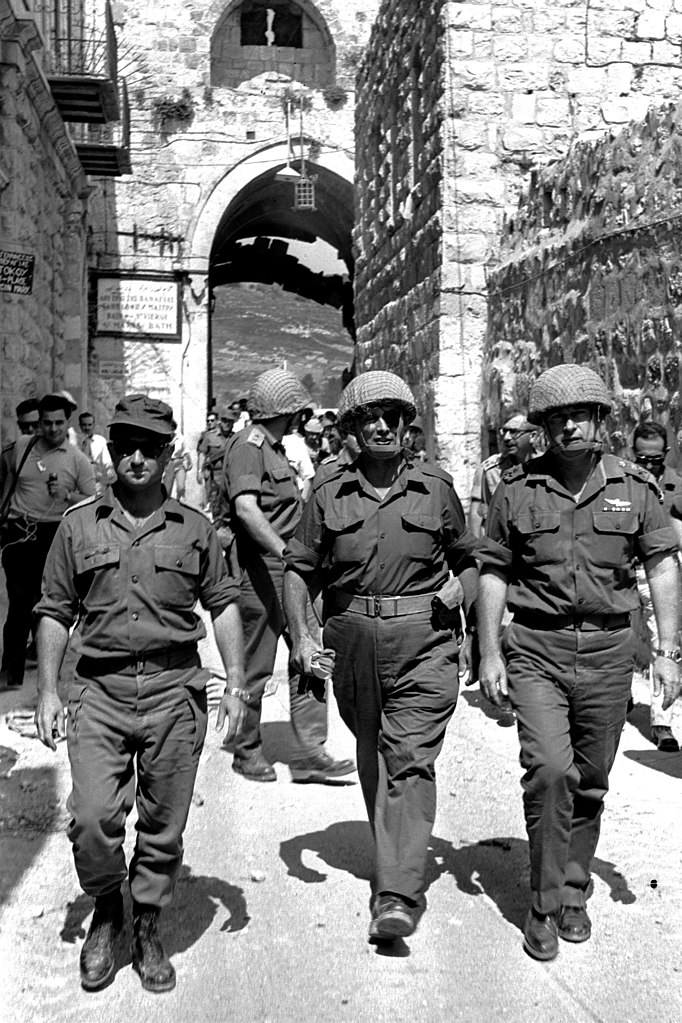 Quatro homens vestidos com roupas de exércitoNarkiss, o Ministro da Defesa Moshe Dayan e o Chefe do Estado-Maior Tenente-General Yitzhak Rabin na Cidade Velha de Jerusalém após sua retomada pelas forças israelenses.