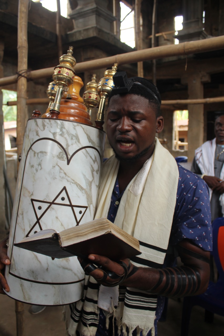 Emmanuel Agha, rezando no interior da sinagoga da comunidade judaica igbo em Ogidi, Anambra.