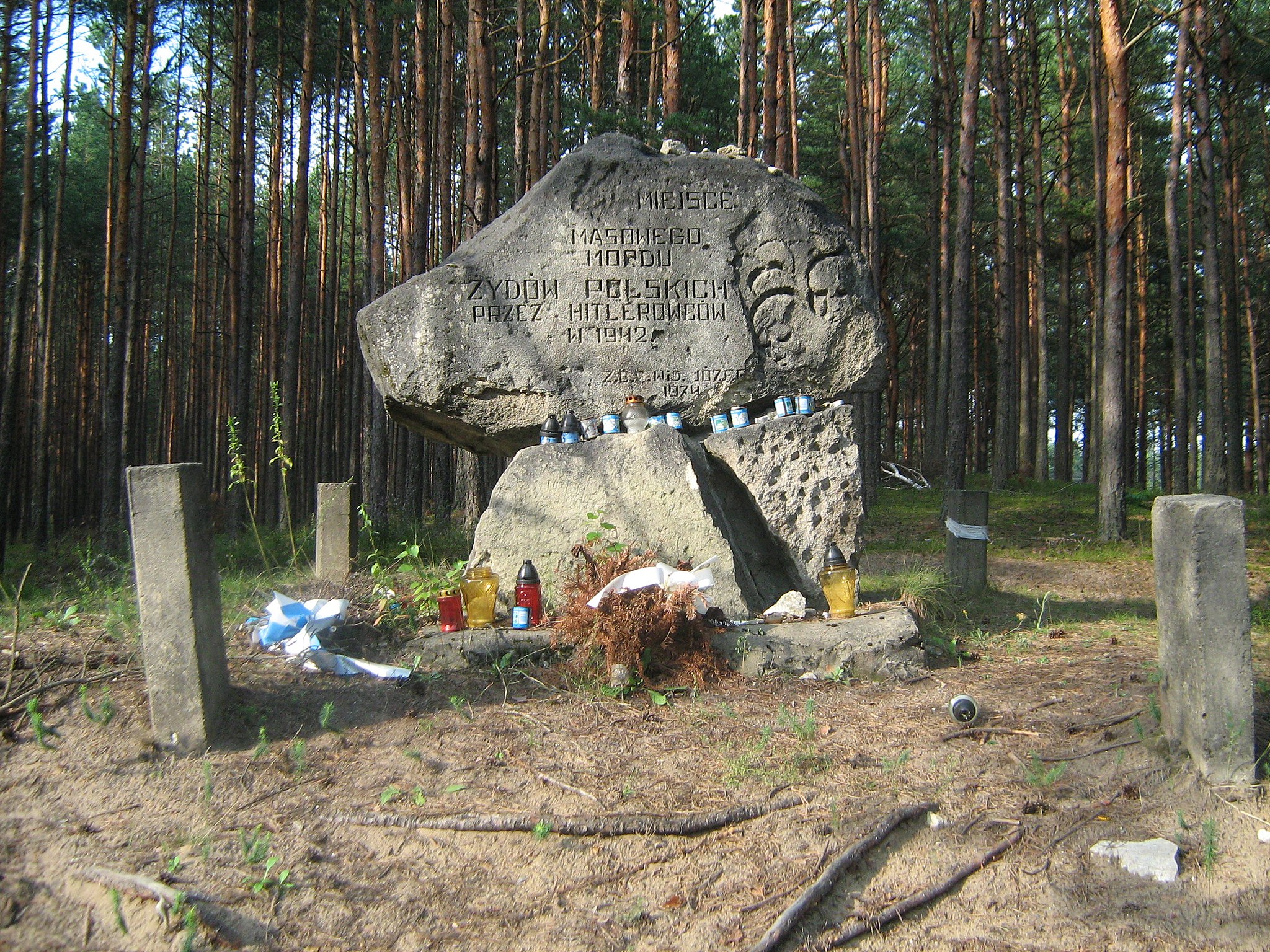 Monumento em Józefów erguido em 1974 para comemorar o massacre,em 1942, de sua população judaica pelos nazistas alemães.