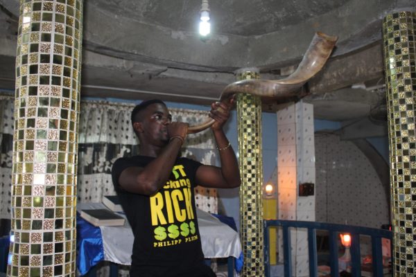 Judeu Igbo da Nigéria tocando shofar