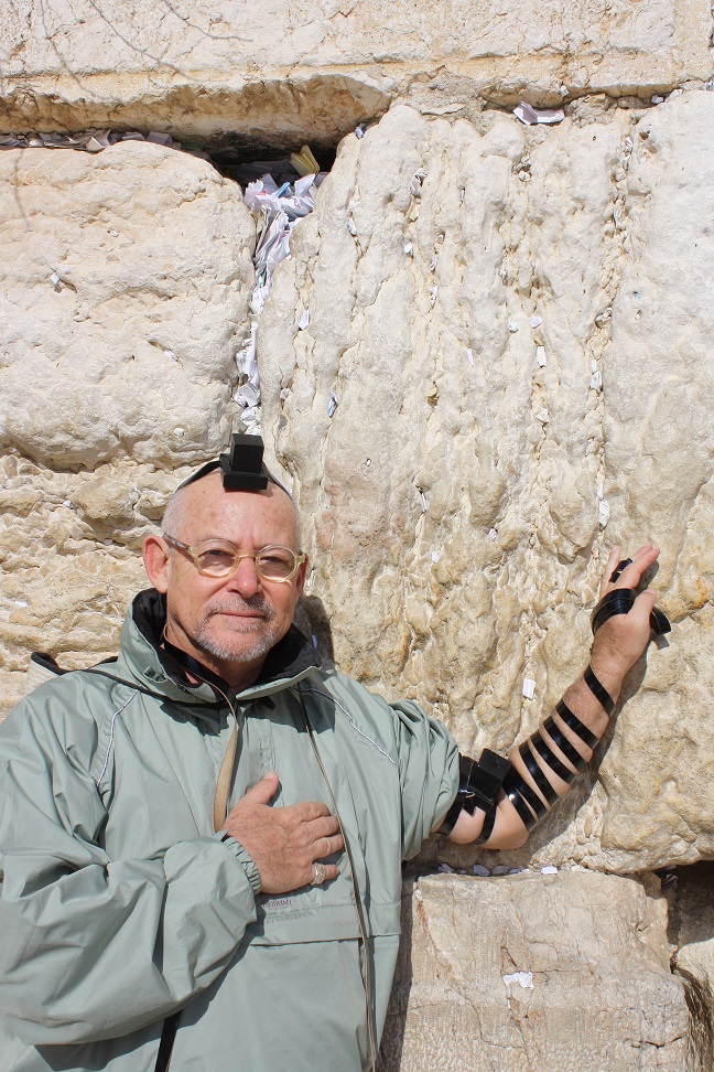 Ronaldo Gomlevsky com tefilim junto ao Muro das Lamentações em Jerusalém, Israel.