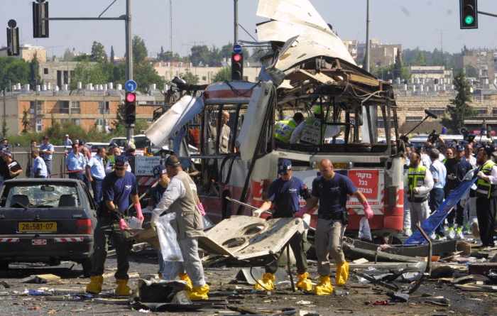 Ônibus explodido por terrorista palestino em Israel durante a Intifada